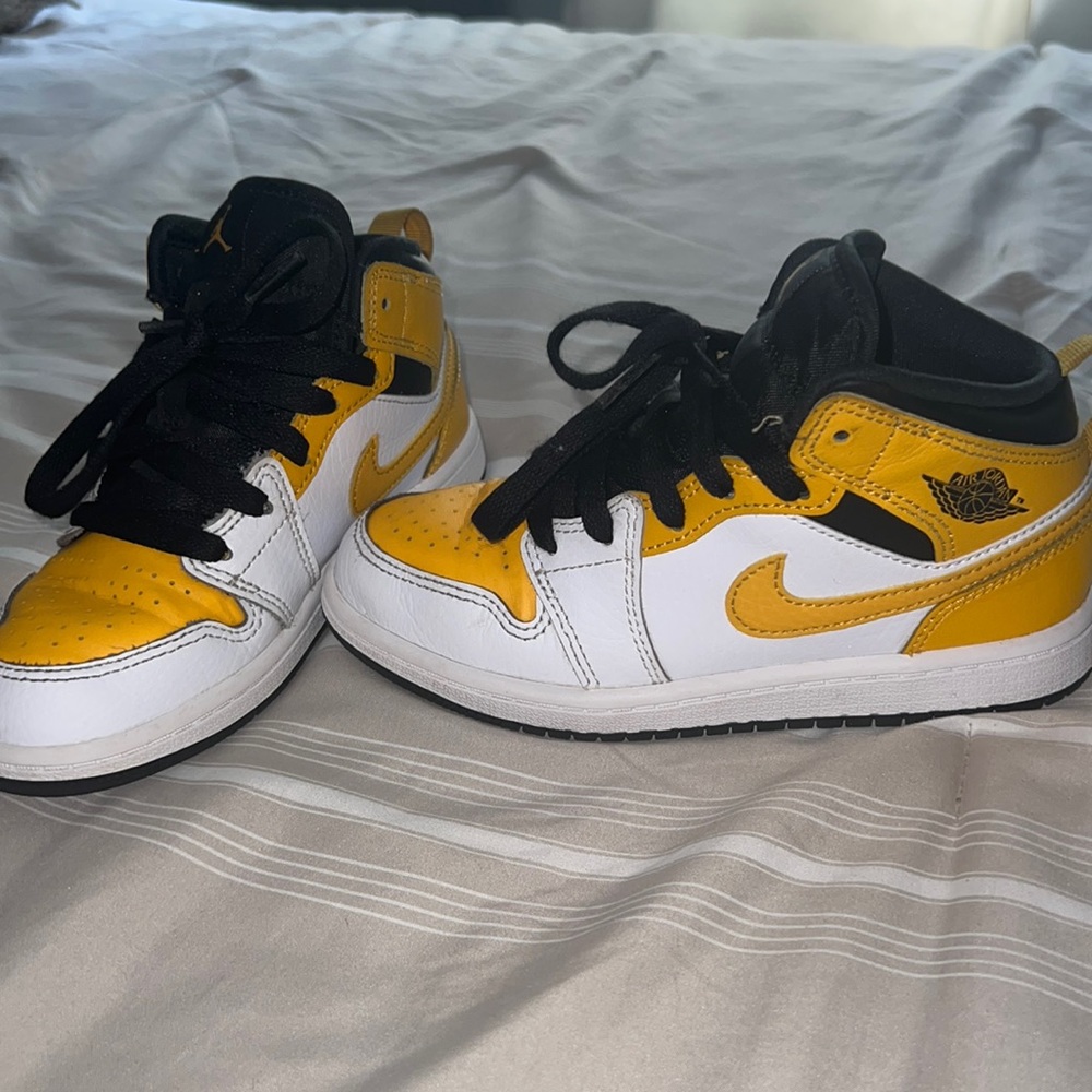 Air Jordan 1 Mid “University Gold” Sneakers
